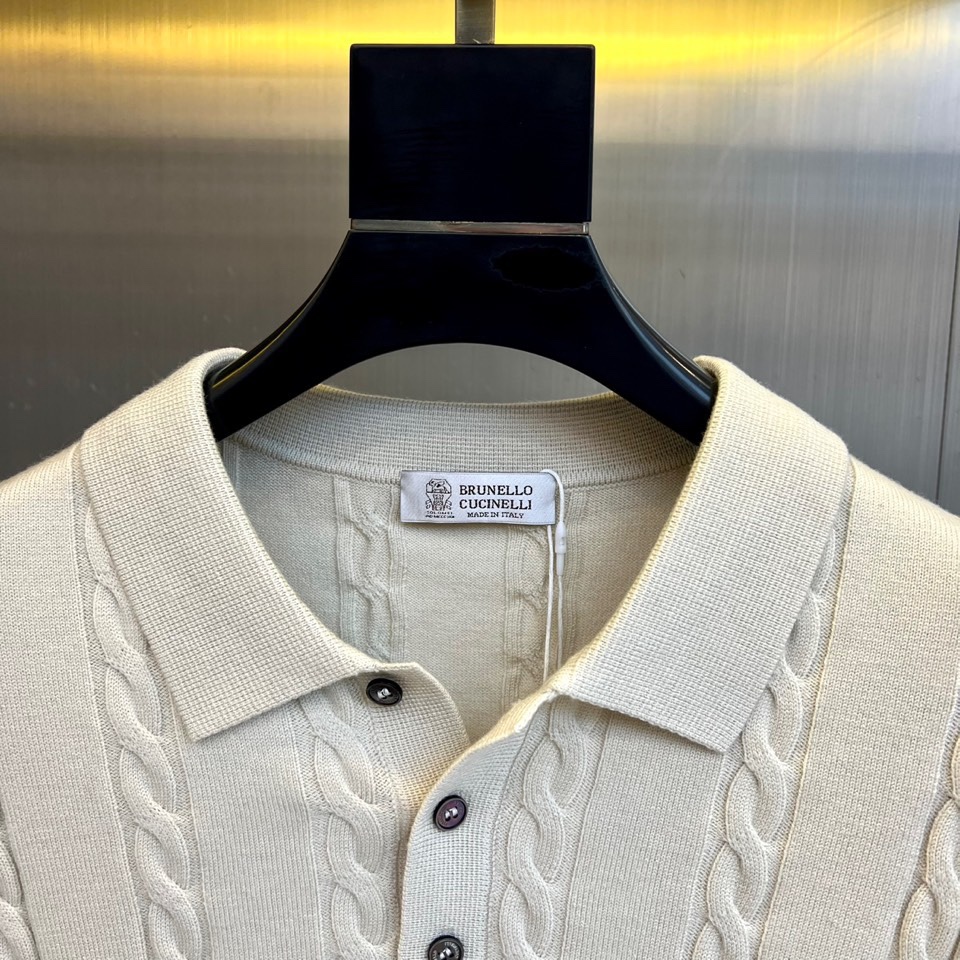 Brunello cucinelli-BC，2025秋冬新品羊毛🐏针织开衫，这款开衫采用经典翻领设计，三