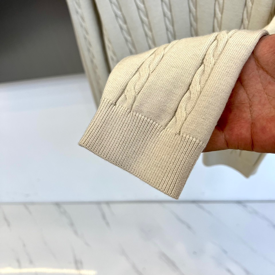 Brunello cucinelli-BC，2025秋冬新品羊毛🐏针织开衫，这款开衫采用经典翻领设计，三