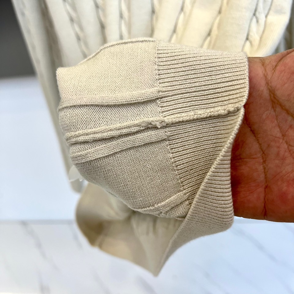 Brunello cucinelli-BC，2025秋冬新品羊毛🐏针织开衫，这款开衫采用经典翻领设计，三