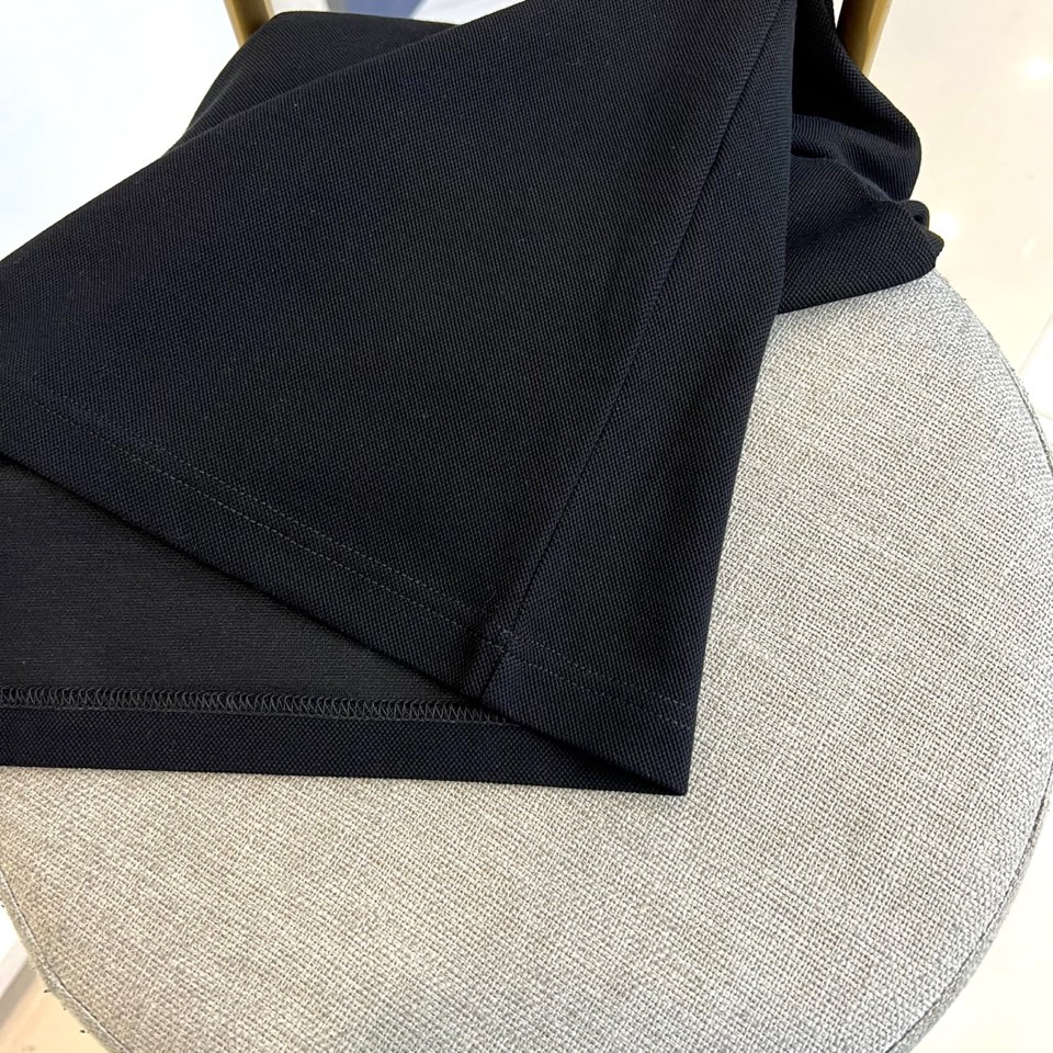 Prad普拉达、2025秋冬新品长袖Polo衫，经典翻领设计缀以黑蓝相间条纹边饰，领口下三颗米白色纽扣延