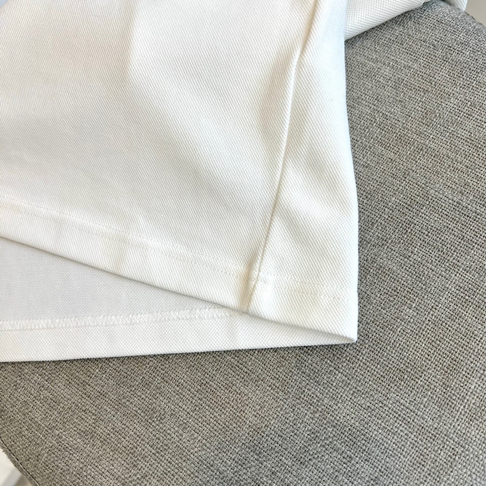 Prad普拉达、2025秋冬新品长袖Polo衫，经典翻领设计缀以黑蓝相间条纹边饰，领口下三颗米白色纽扣延