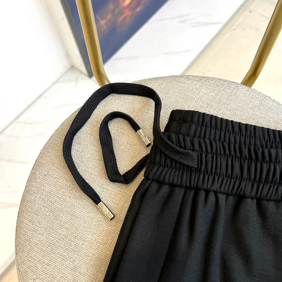 BC-2025秋冬新品 BRUNELLO CUCINELLI休闲裤，松紧腰头搭配同色系抽绳设计，两侧斜插