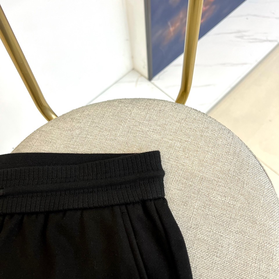 Kiton奇顿、2025秋冬新品男士休闲运动裤，以沉稳深蓝色调诠释现代都市美学。腰部采用抽绳设计，绳尾点