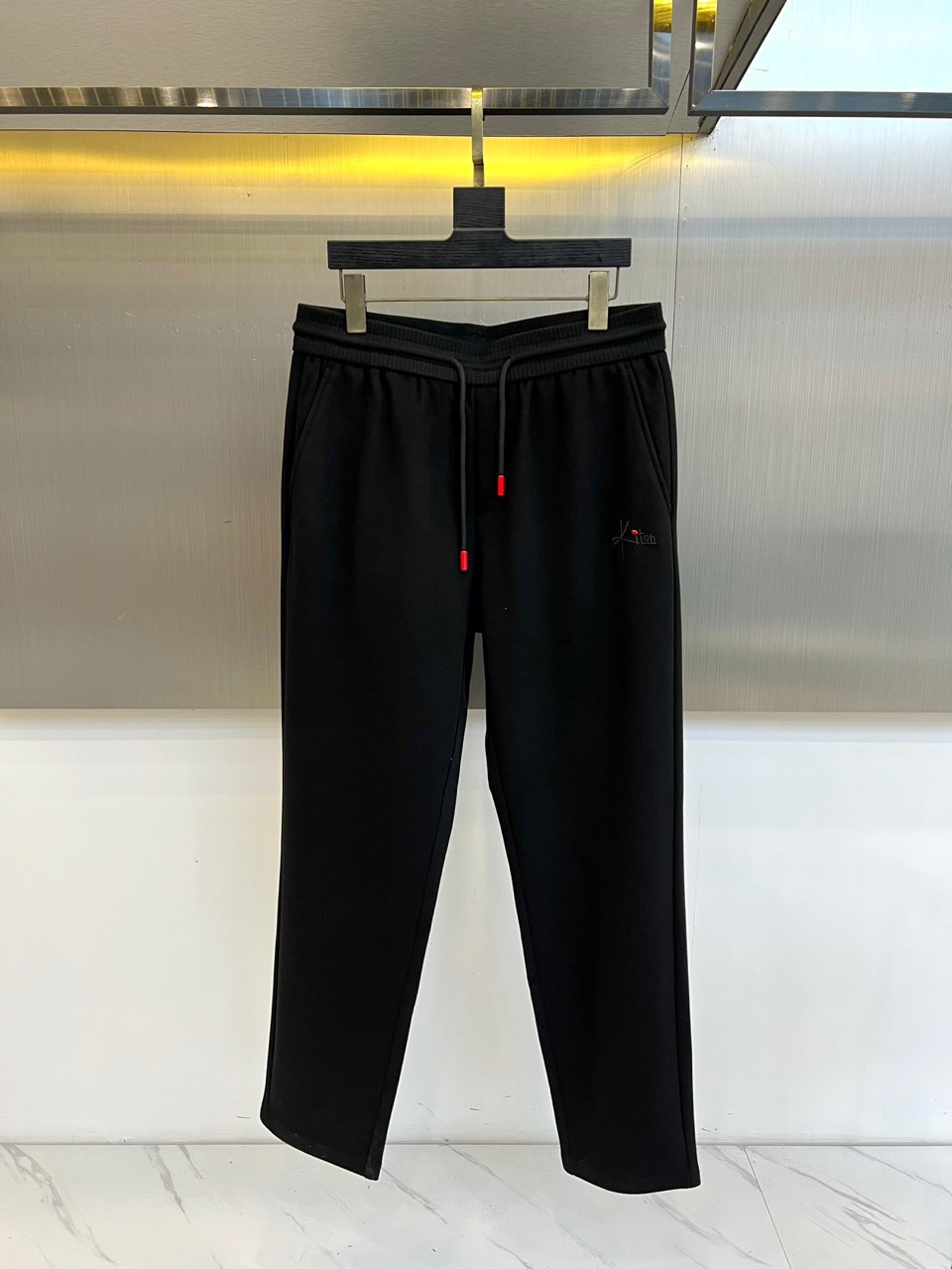 Kiton奇顿、2025秋冬新品男士休闲运动裤，以沉稳深蓝色调诠释现代都市美学。腰部采用抽绳设计，绳尾点