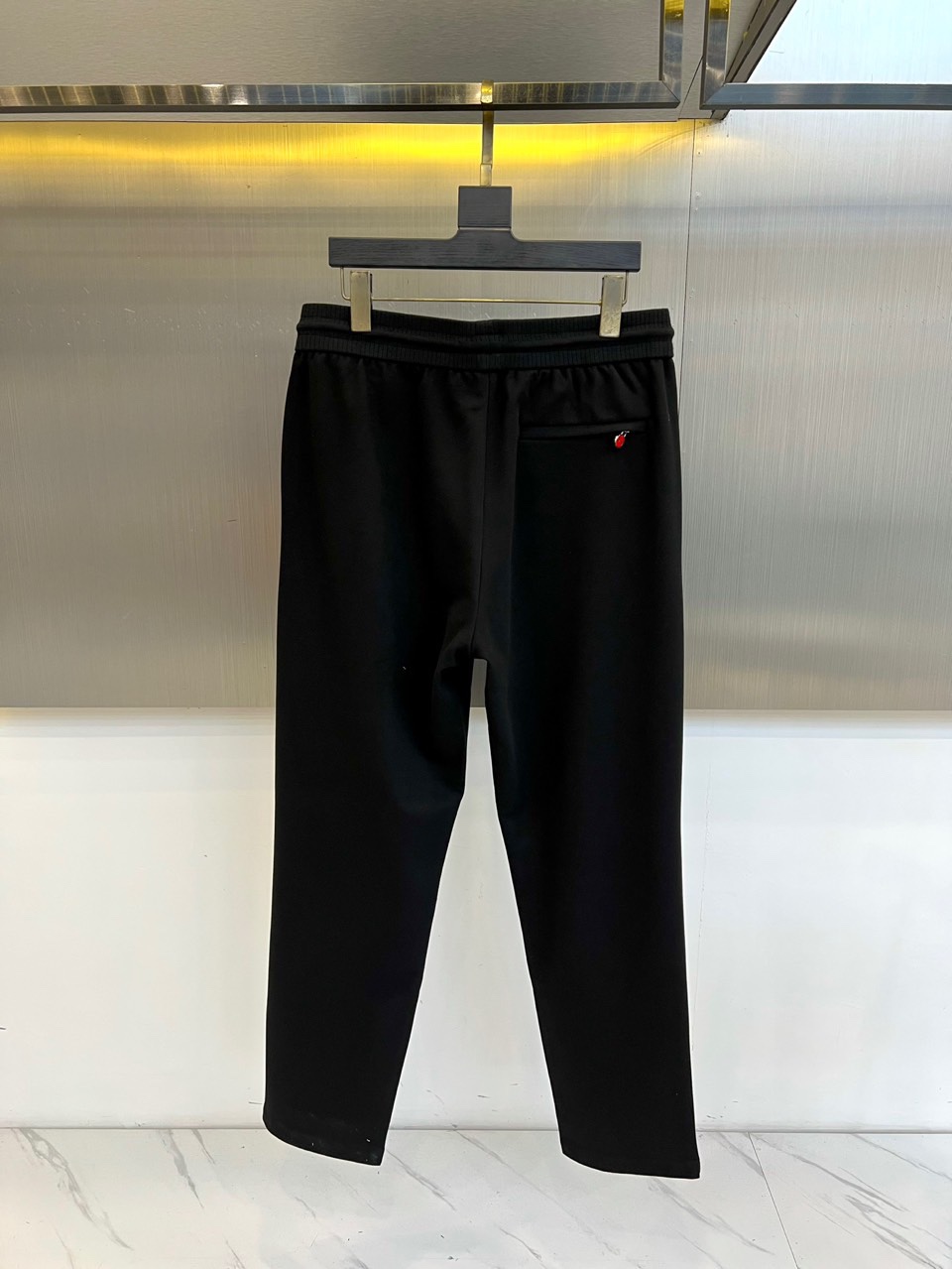 Kiton奇顿、2025秋冬新品男士休闲运动裤，以沉稳深蓝色调诠释现代都市美学。腰部采用抽绳设计，绳尾点