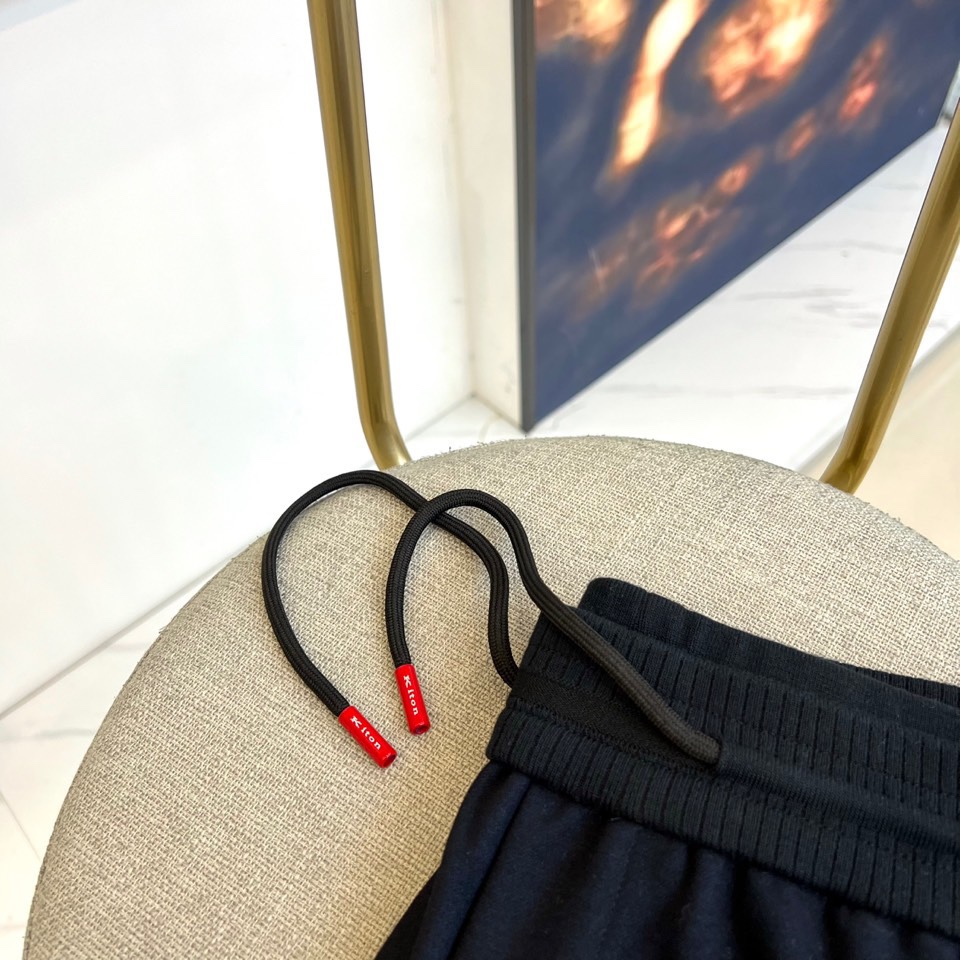 Kiton奇顿、2025秋冬新品男士休闲运动裤，以沉稳深蓝色调诠释现代都市美学。腰部采用抽绳设计，绳尾点