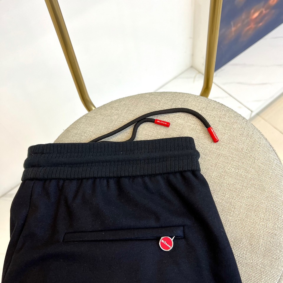 Kiton奇顿、2025秋冬新品男士休闲运动裤，以沉稳深蓝色调诠释现代都市美学。腰部采用抽绳设计，绳尾点