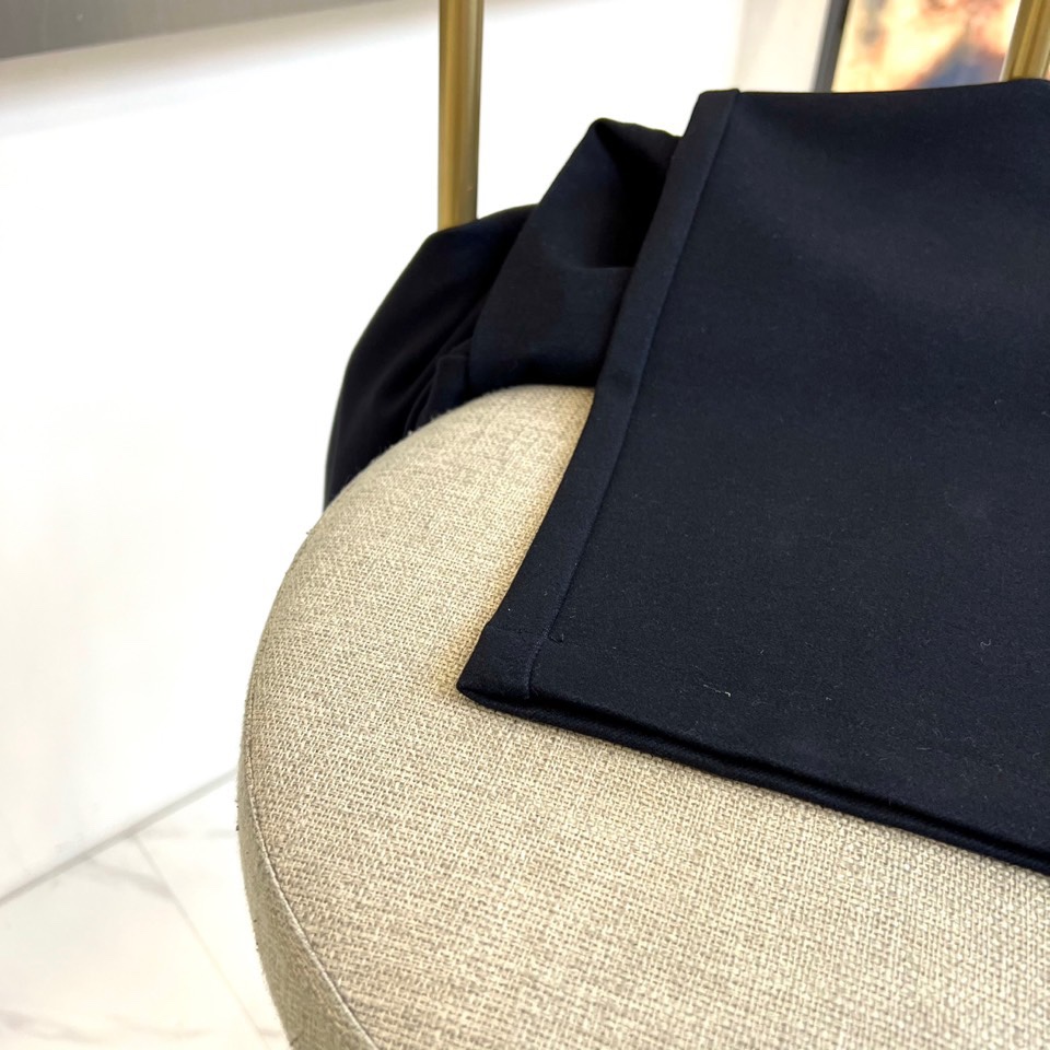 Kiton奇顿、2025秋冬新品男士休闲运动裤，以沉稳深蓝色调诠释现代都市美学。腰部采用抽绳设计，绳尾点