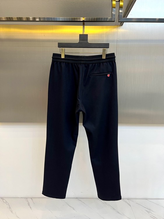 Kiton奇顿、2025秋冬新品男士休闲运动裤，以沉稳深蓝色调诠释现代都市美学。腰部采用抽绳设计，绳尾点