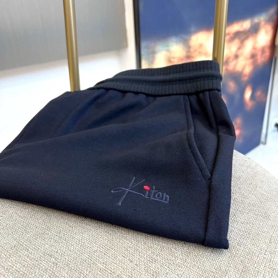 Kiton奇顿、2025秋冬新品男士休闲运动裤，以沉稳深蓝色调诠释现代都市美学。腰部采用抽绳设计，绳尾点