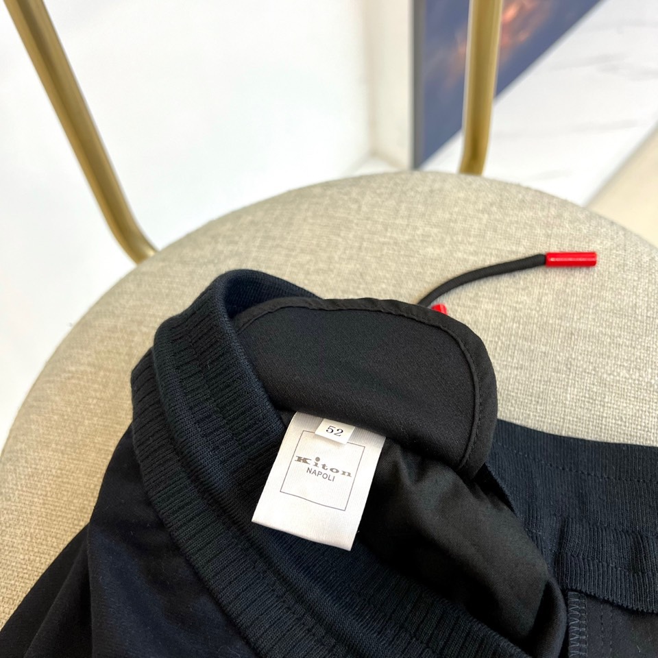 Kiton奇顿、2025秋冬新品男士休闲运动裤，以沉稳深蓝色调诠释现代都市美学。腰部采用抽绳设计，绳尾点