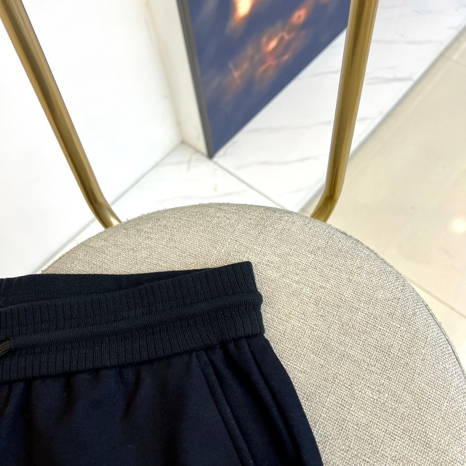 Kiton奇顿、2025秋冬新品男士休闲运动裤，以沉稳深蓝色调诠释现代都市美学。腰部采用抽绳设计，绳尾点