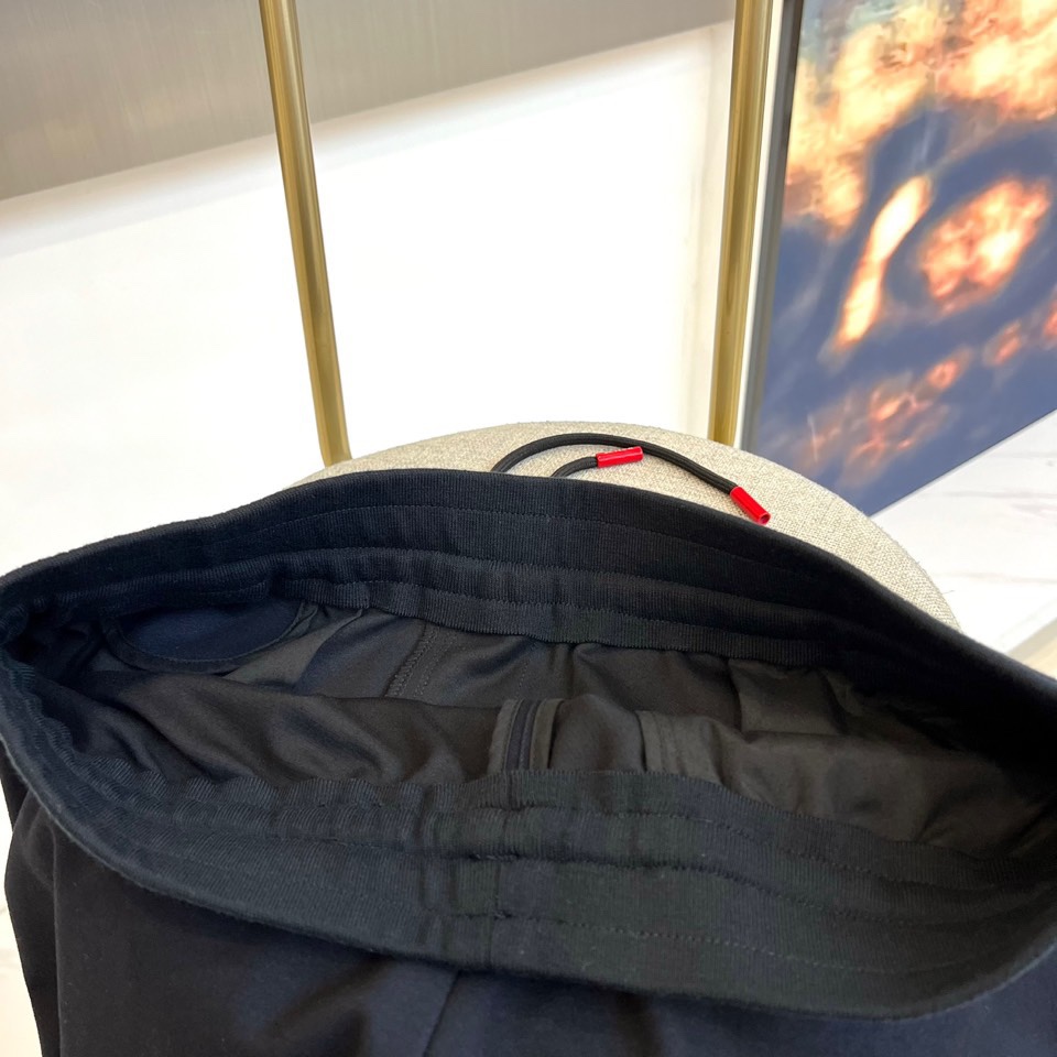 Kiton奇顿、2025秋冬新品男士休闲运动裤，以沉稳深蓝色调诠释现代都市美学。腰部采用抽绳设计，绳尾点