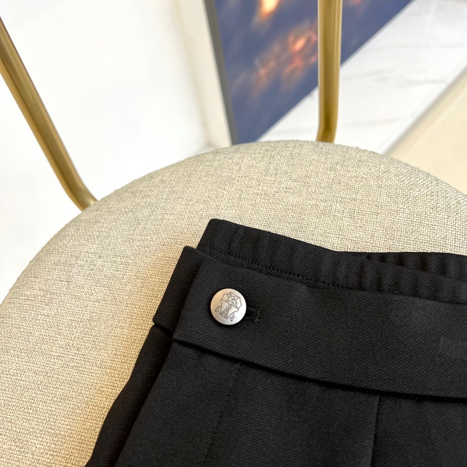 Brunello cucinelli-BC、2025秋冬新品黑色束脚裤。一条能征服多种场合的黑色神裤！立