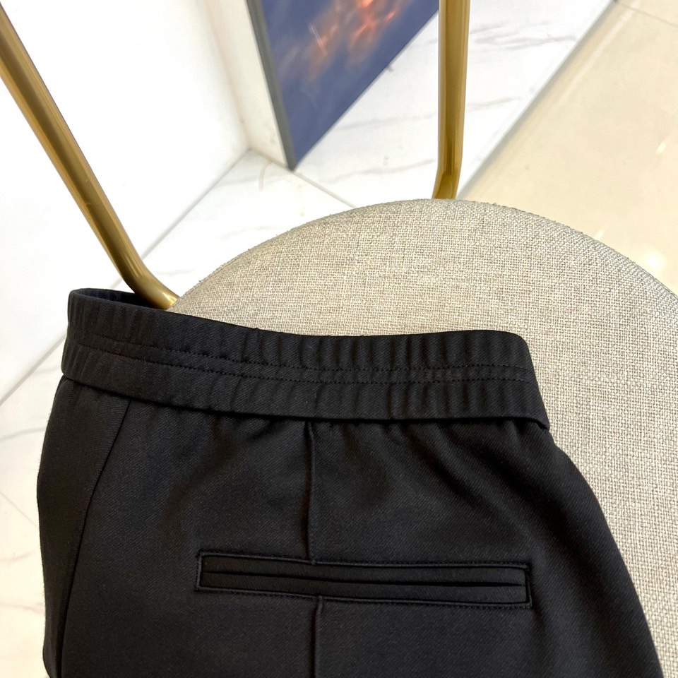 Brunello cucinelli-BC、2025秋冬新品黑色束脚裤。一条能征服多种场合的黑色神裤！立