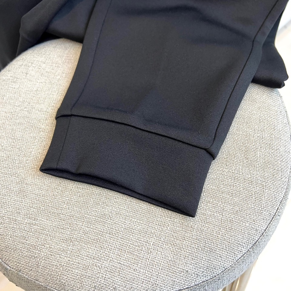 Brunello cucinelli-BC、2025秋冬新品黑色束脚裤。一条能征服多种场合的黑色神裤！立