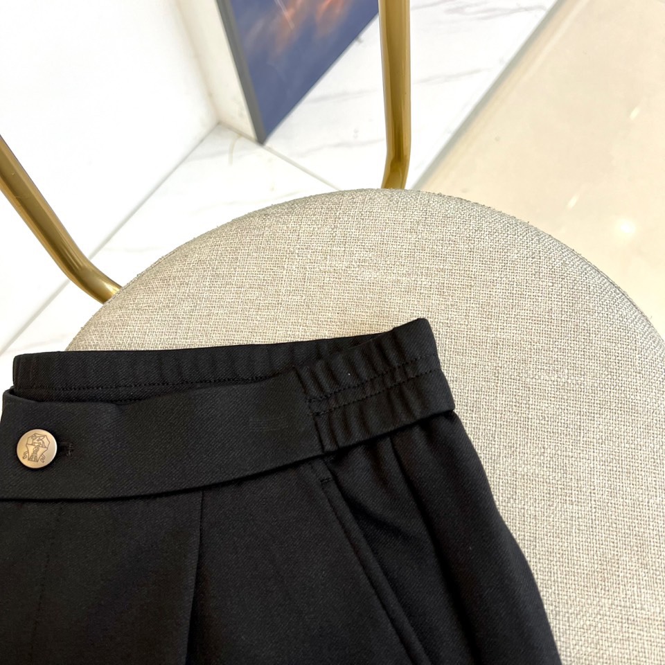 Brunello cucinelli-BC、2025秋冬新品黑色束脚裤。一条能征服多种场合的黑色神裤！立