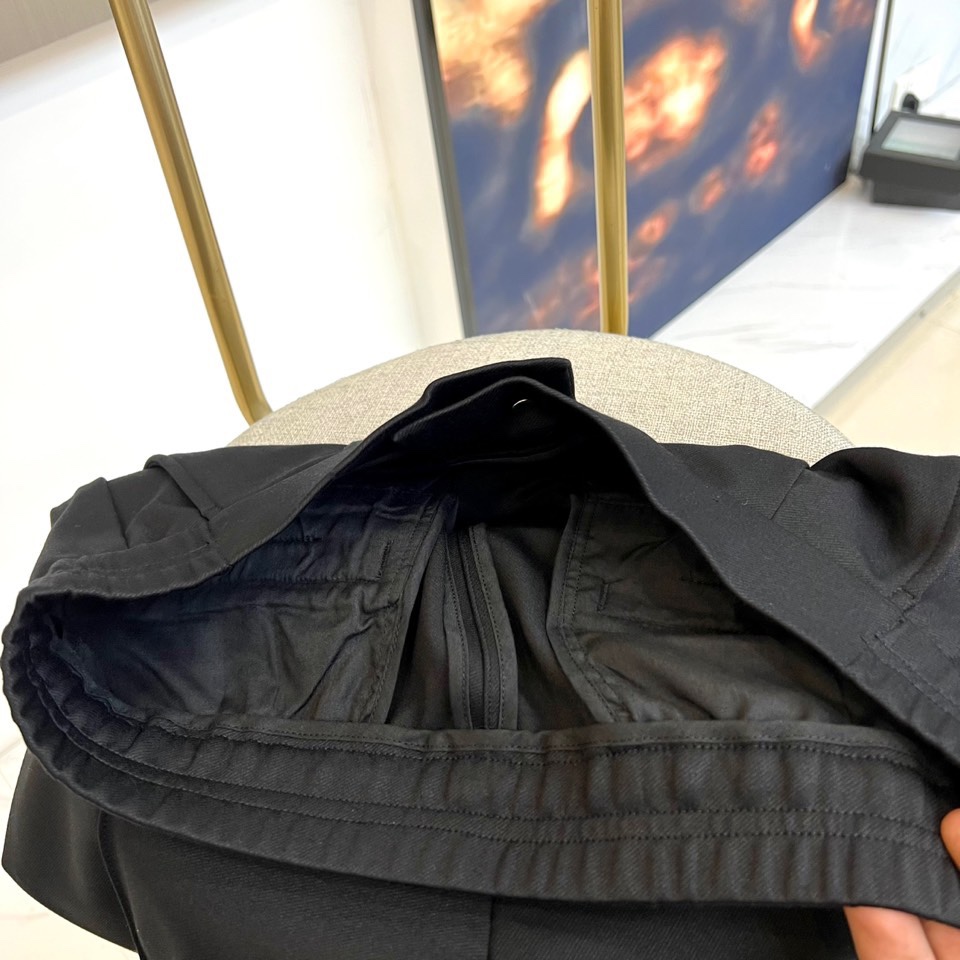 Brunello cucinelli-BC、2025秋冬新品黑色束脚裤。一条能征服多种场合的黑色神裤！立