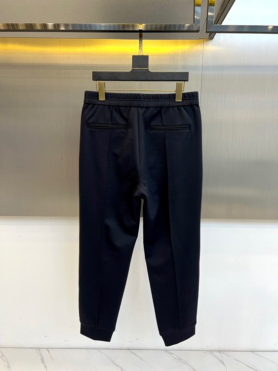 Brunello cucinelli-BC、2025秋冬新品黑色束脚裤。一条能征服多种场合的黑色神裤！立