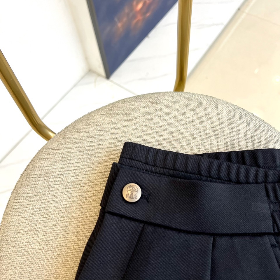 Brunello cucinelli-BC、2025秋冬新品黑色束脚裤。一条能征服多种场合的黑色神裤！立