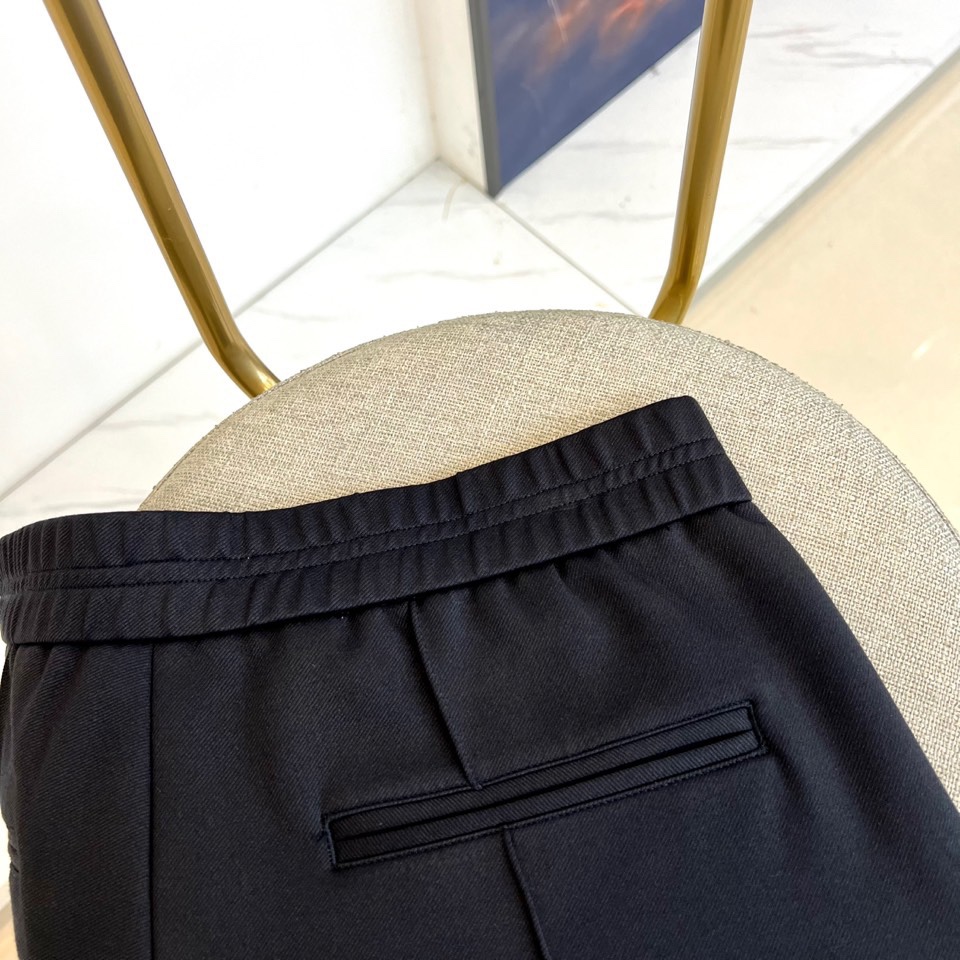 Brunello cucinelli-BC、2025秋冬新品黑色束脚裤。一条能征服多种场合的黑色神裤！立