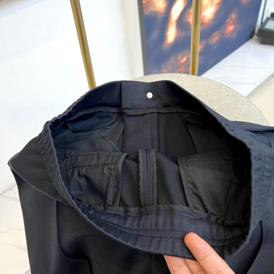 Brunello cucinelli-BC、2025秋冬新品黑色束脚裤。一条能征服多种场合的黑色神裤！立