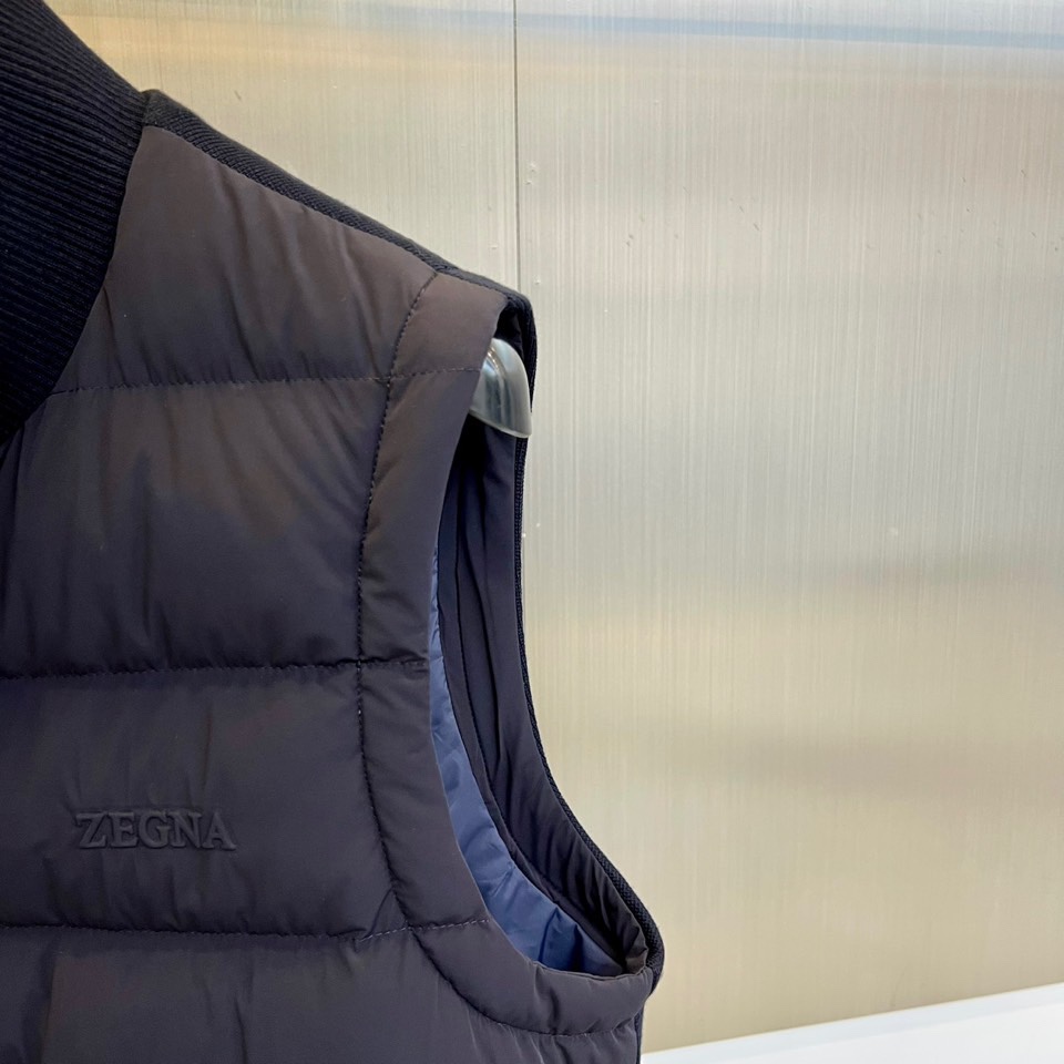 Zegna杰尼亚、2025秋冬新品羽绒马甲，以浅米色为主色调，通过立领设计与精准剪裁展现现代绅士的优雅风