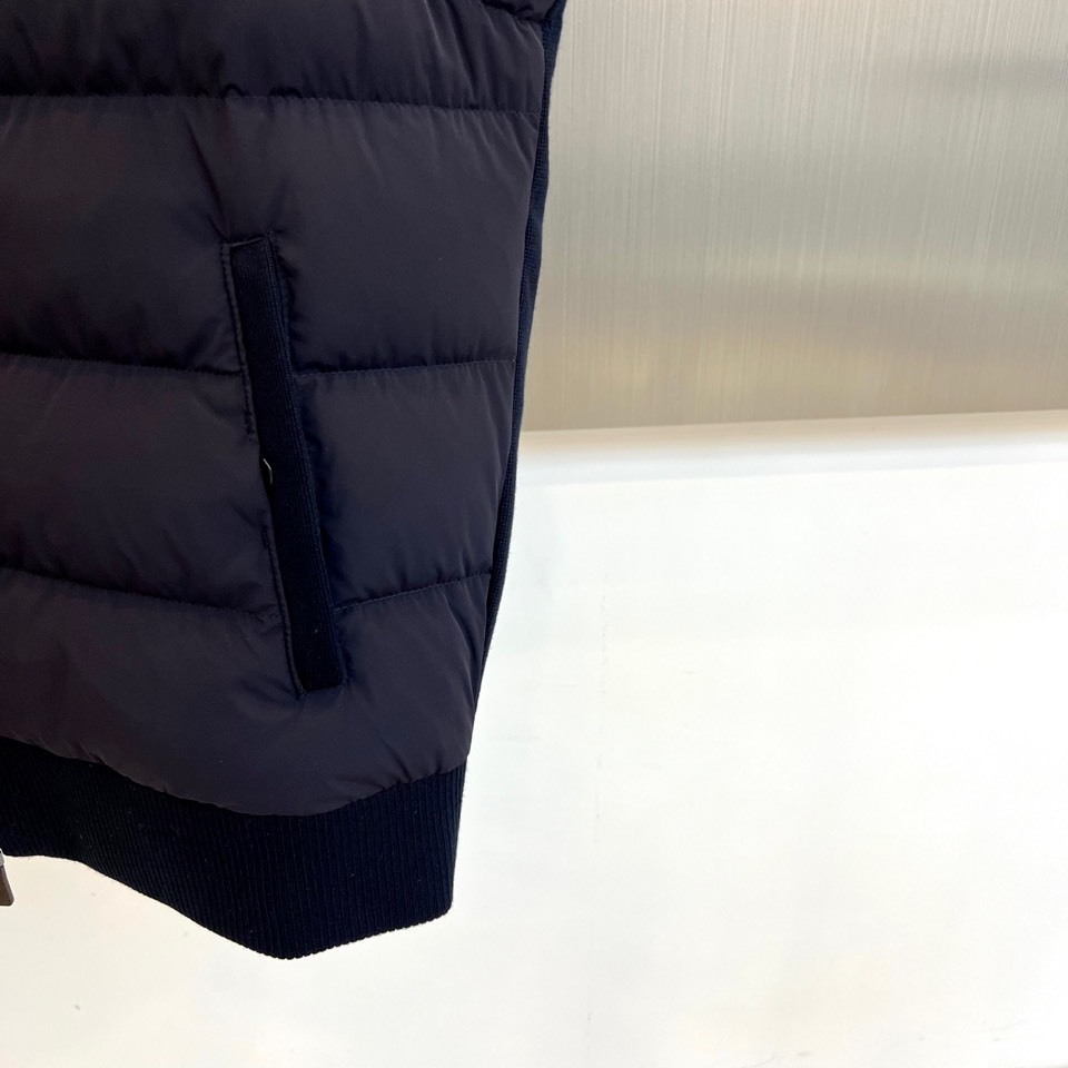 Zegna杰尼亚、2025秋冬新品羽绒马甲，以浅米色为主色调，通过立领设计与精准剪裁展现现代绅士的优雅风