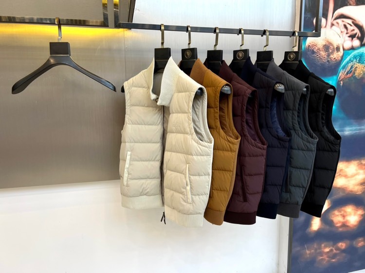 Zegna杰尼亚、2025秋冬新品羽绒马甲，以浅米色为主色调，通过立领设计与精准剪裁展现现代绅士的优雅风