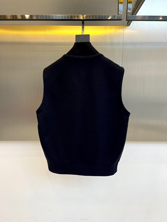 Zegna杰尼亚、2025秋冬新品羽绒马甲，以浅米色为主色调，通过立领设计与精准剪裁展现现代绅士的优雅风