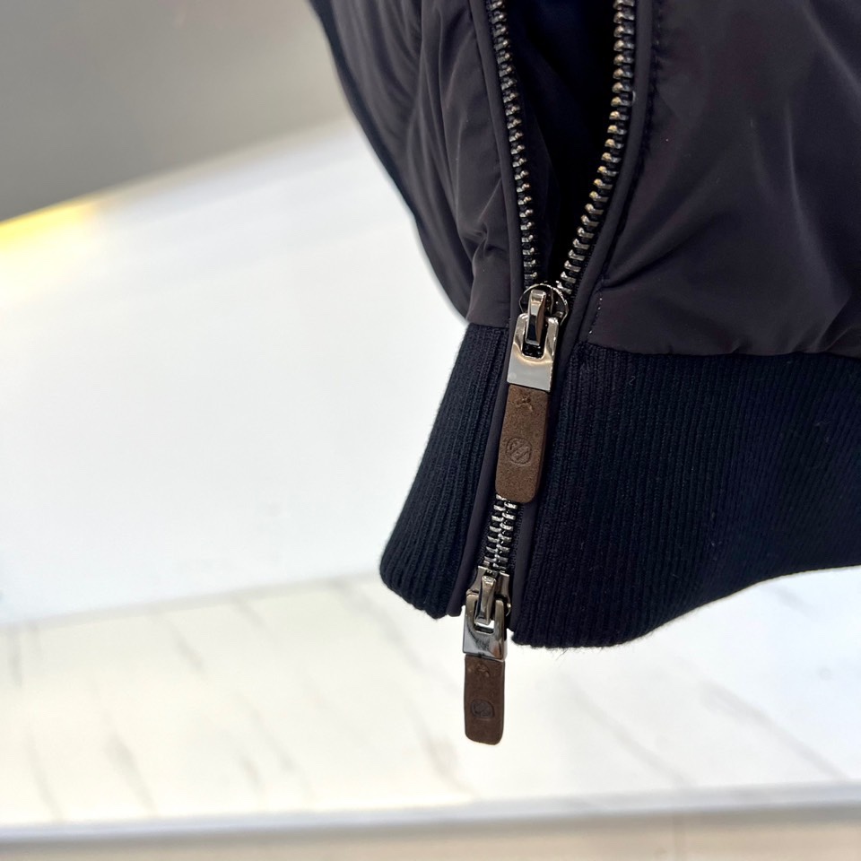 Zegna杰尼亚、2025秋冬新品羽绒马甲，以浅米色为主色调，通过立领设计与精准剪裁展现现代绅士的优雅风