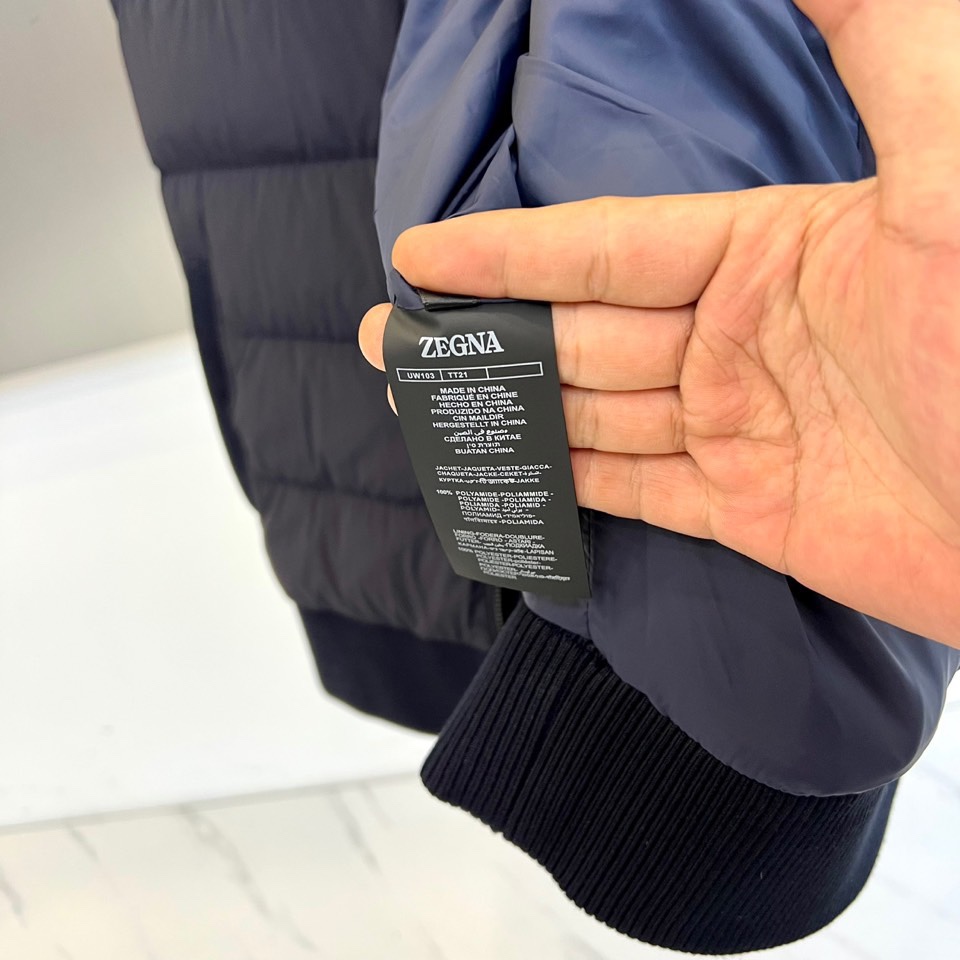 Zegna杰尼亚、2025秋冬新品羽绒马甲，以浅米色为主色调，通过立领设计与精准剪裁展现现代绅士的优雅风