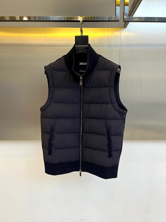 Zegna杰尼亚、2025秋冬新品羽绒马甲，以浅米色为主色调，通过立领设计与精准剪裁展现现代绅士的优雅风