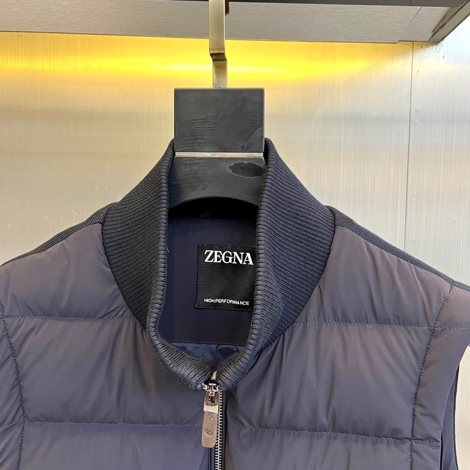 Zegna杰尼亚、2025秋冬新品羽绒马甲，以浅米色为主色调，通过立领设计与精准剪裁展现现代绅士的优雅风