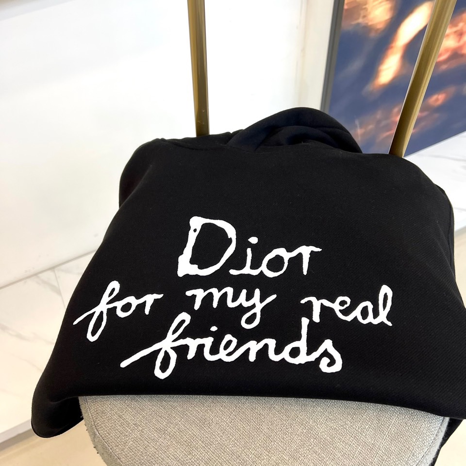 Dio迪奥、2025秋冬新品连帽卫衣，款式采用经典连帽与袋鼠口袋设计，兼顾休闲感与实用性，袖口及下摆的罗