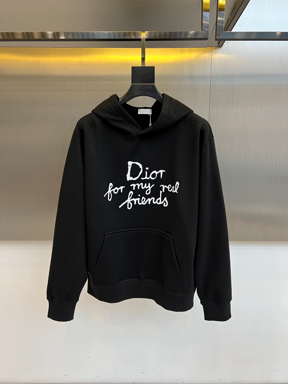 Dio迪奥、2025秋冬新品连帽卫衣，款式采用经典连帽与袋鼠口袋设计，兼顾休闲感与实用性，袖口及下摆的罗