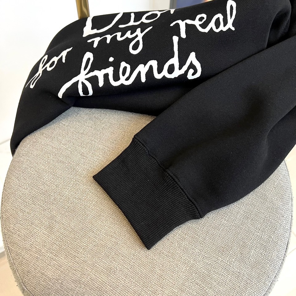 Dio迪奥、2025秋冬新品连帽卫衣，款式采用经典连帽与袋鼠口袋设计，兼顾休闲感与实用性，袖口及下摆的罗