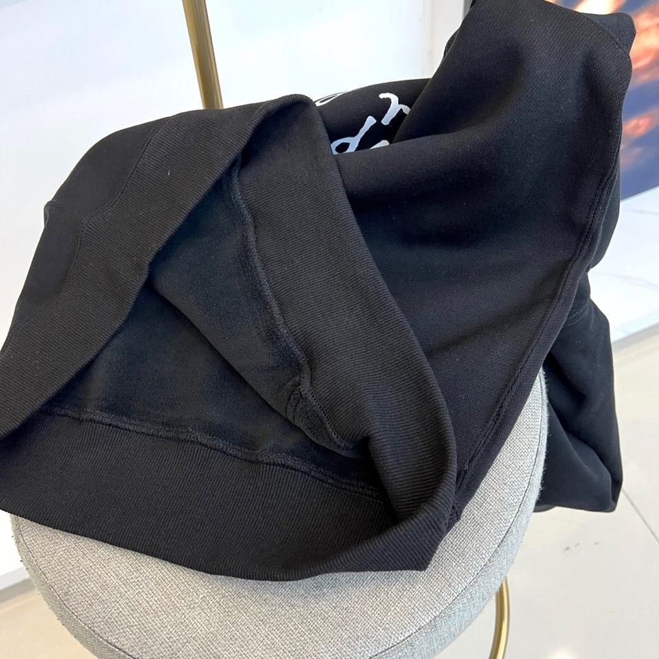 Dio迪奥、2025秋冬新品连帽卫衣，款式采用经典连帽与袋鼠口袋设计，兼顾休闲感与实用性，袖口及下摆的罗