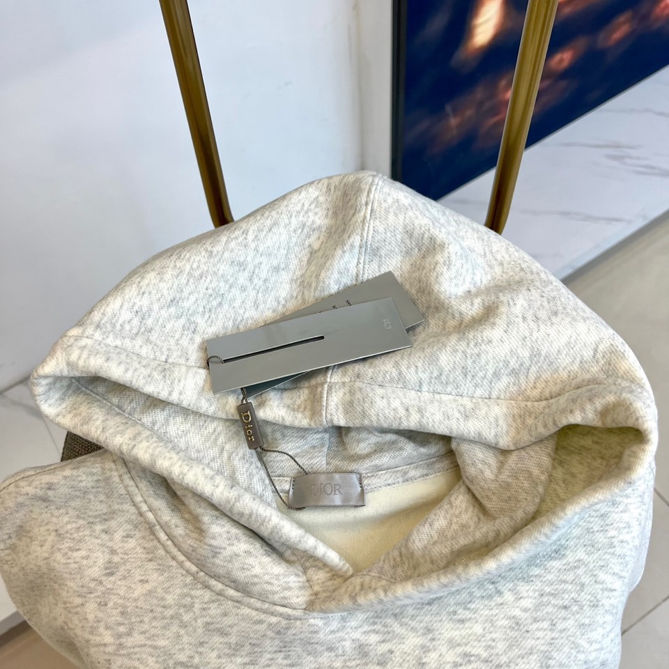 Dio迪奥、2025秋冬新品连帽卫衣，款式采用经典连帽与袋鼠口袋设计，兼顾休闲感与实用性，袖口及下摆的罗