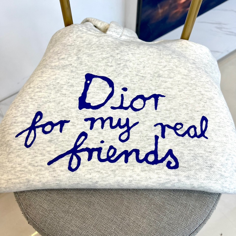 Dio迪奥、2025秋冬新品连帽卫衣，款式采用经典连帽与袋鼠口袋设计，兼顾休闲感与实用性，袖口及下摆的罗