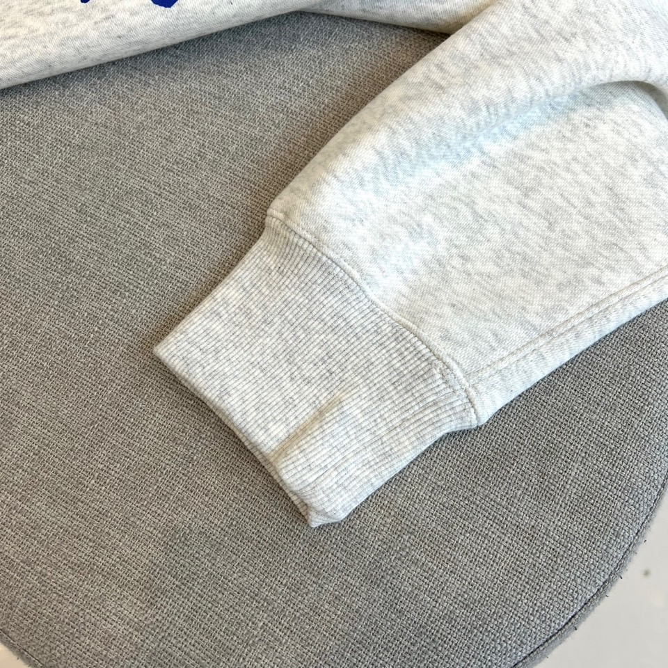 Dio迪奥、2025秋冬新品连帽卫衣，款式采用经典连帽与袋鼠口袋设计，兼顾休闲感与实用性，袖口及下摆的罗