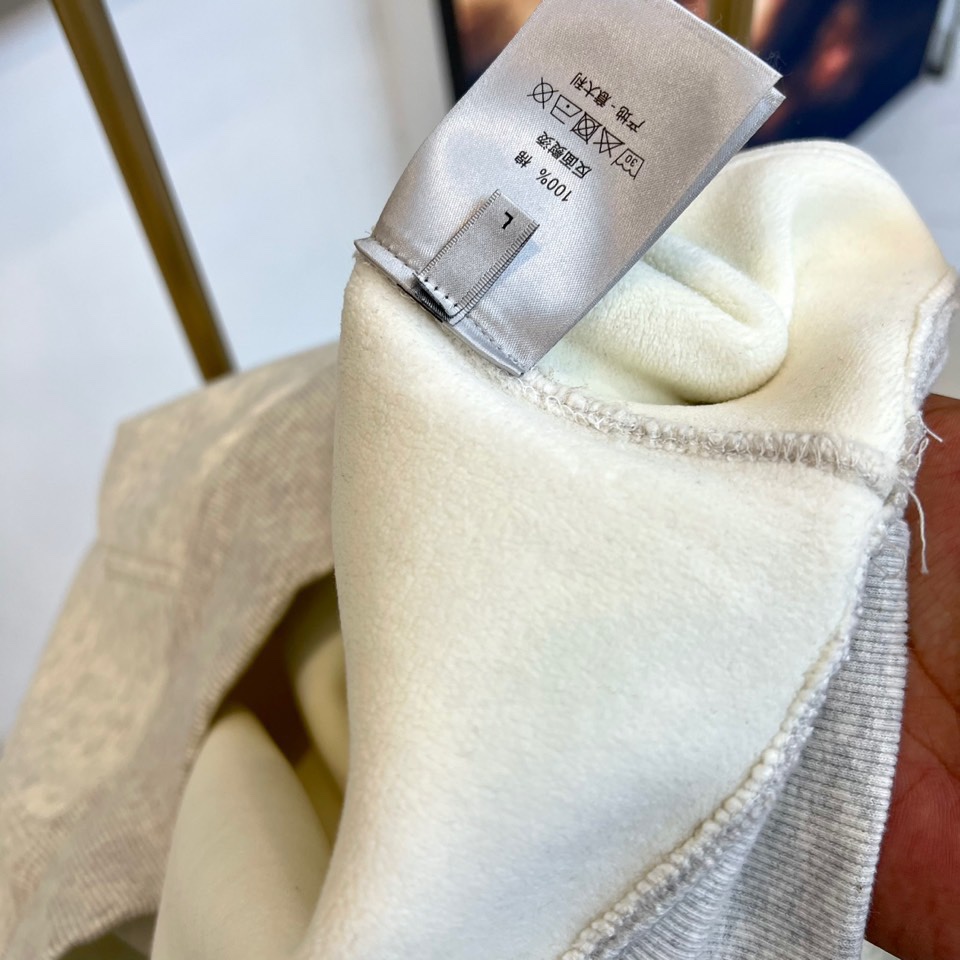 Dio迪奥、2025秋冬新品连帽卫衣，款式采用经典连帽与袋鼠口袋设计，兼顾休闲感与实用性，袖口及下摆的罗