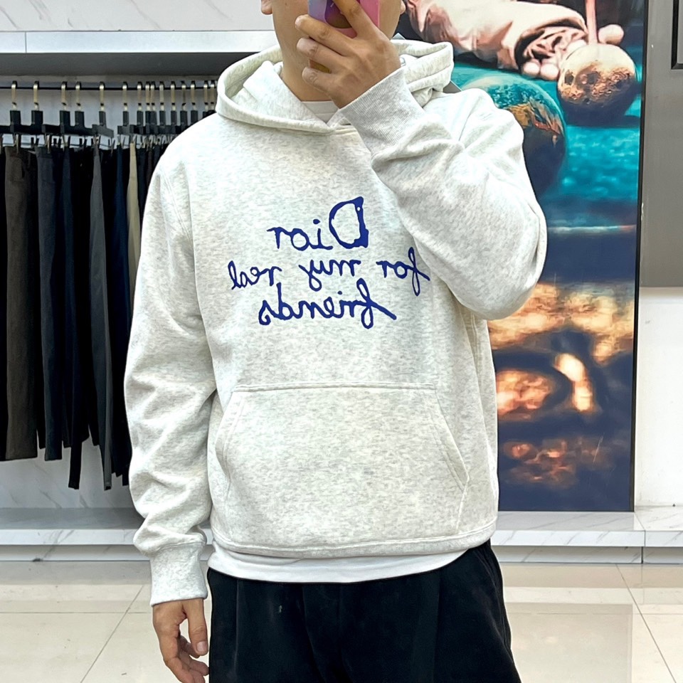 Dio迪奥、2025秋冬新品连帽卫衣，款式采用经典连帽与袋鼠口袋设计，兼顾休闲感与实用性，袖口及下摆的罗