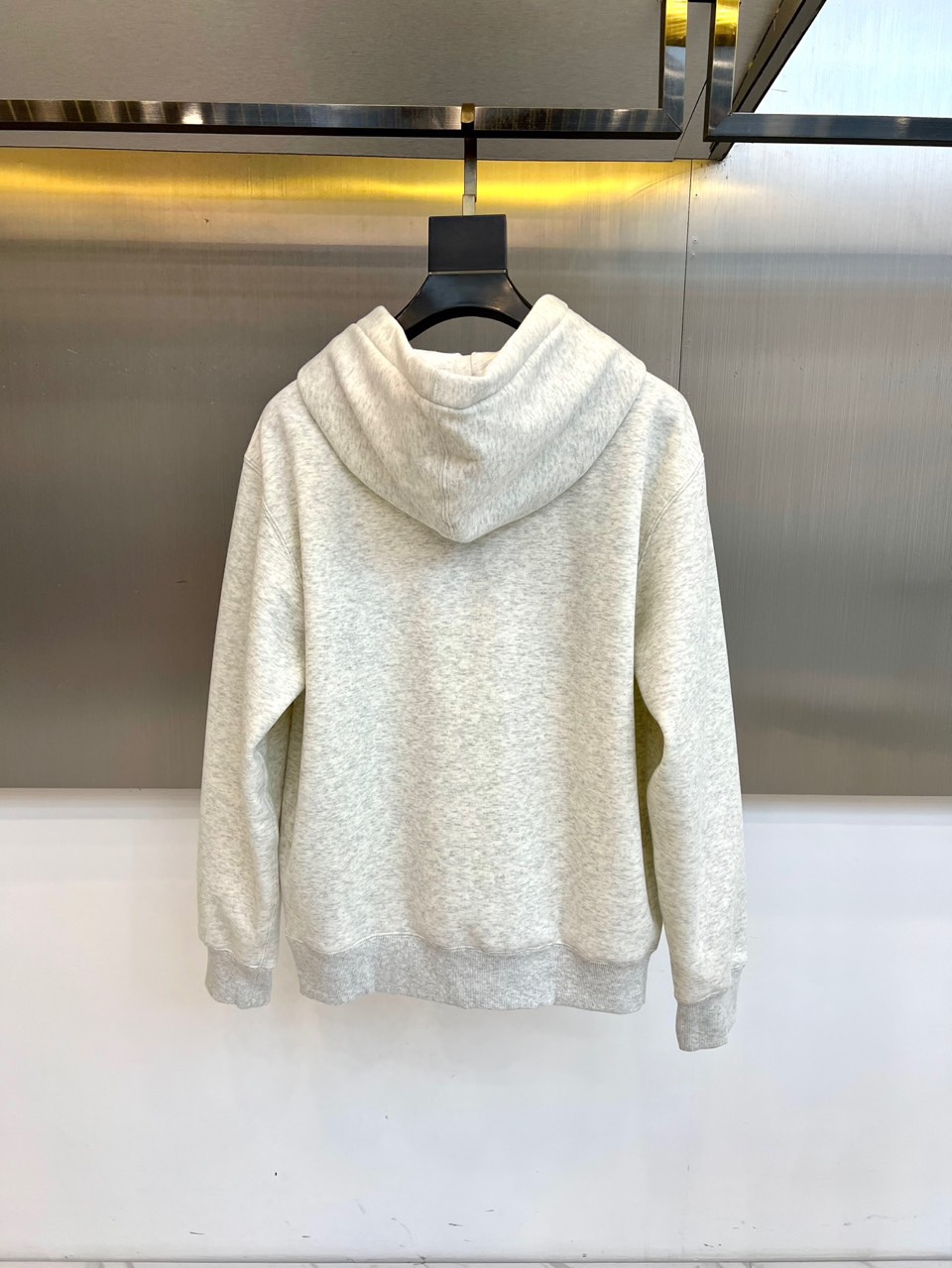 Dio迪奥、2025秋冬新品连帽卫衣，款式采用经典连帽与袋鼠口袋设计，兼顾休闲感与实用性，袖口及下摆的罗