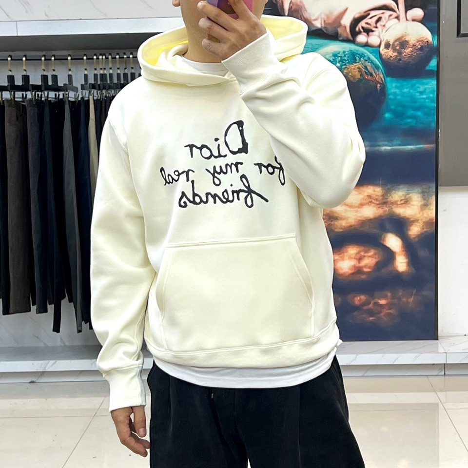 Dio迪奥、2025秋冬新品连帽卫衣，款式采用经典连帽与袋鼠口袋设计，兼顾休闲感与实用性，袖口及下摆的罗