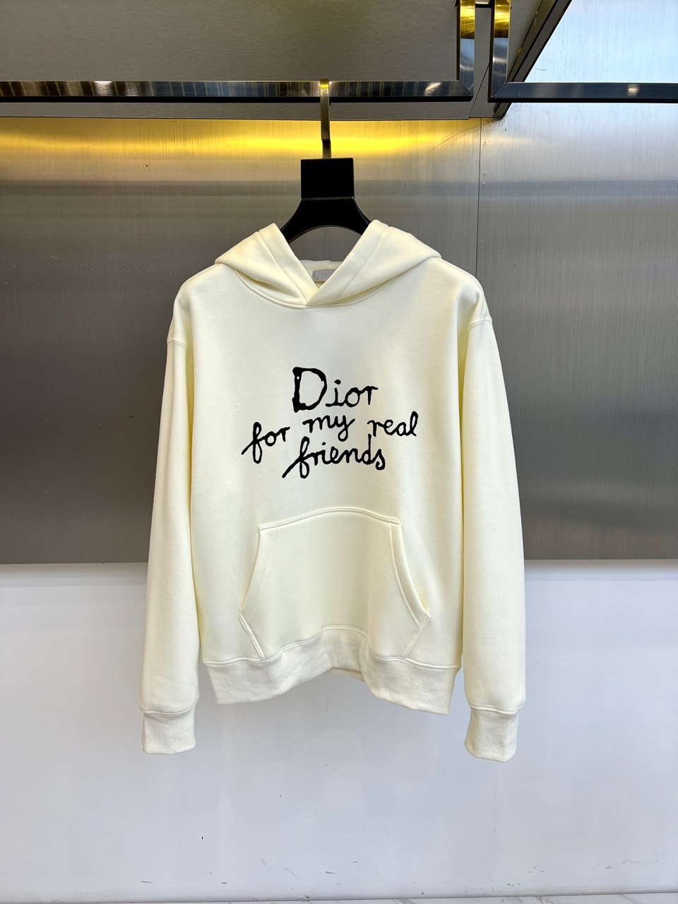 Dio迪奥、2025秋冬新品连帽卫衣，款式采用经典连帽与袋鼠口袋设计，兼顾休闲感与实用性，袖口及下摆的罗