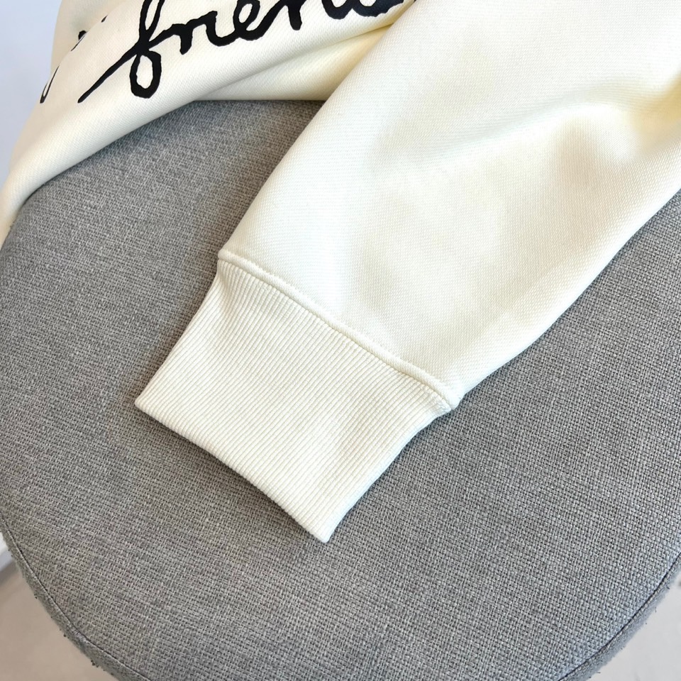 Dio迪奥、2025秋冬新品连帽卫衣，款式采用经典连帽与袋鼠口袋设计，兼顾休闲感与实用性，袖口及下摆的罗