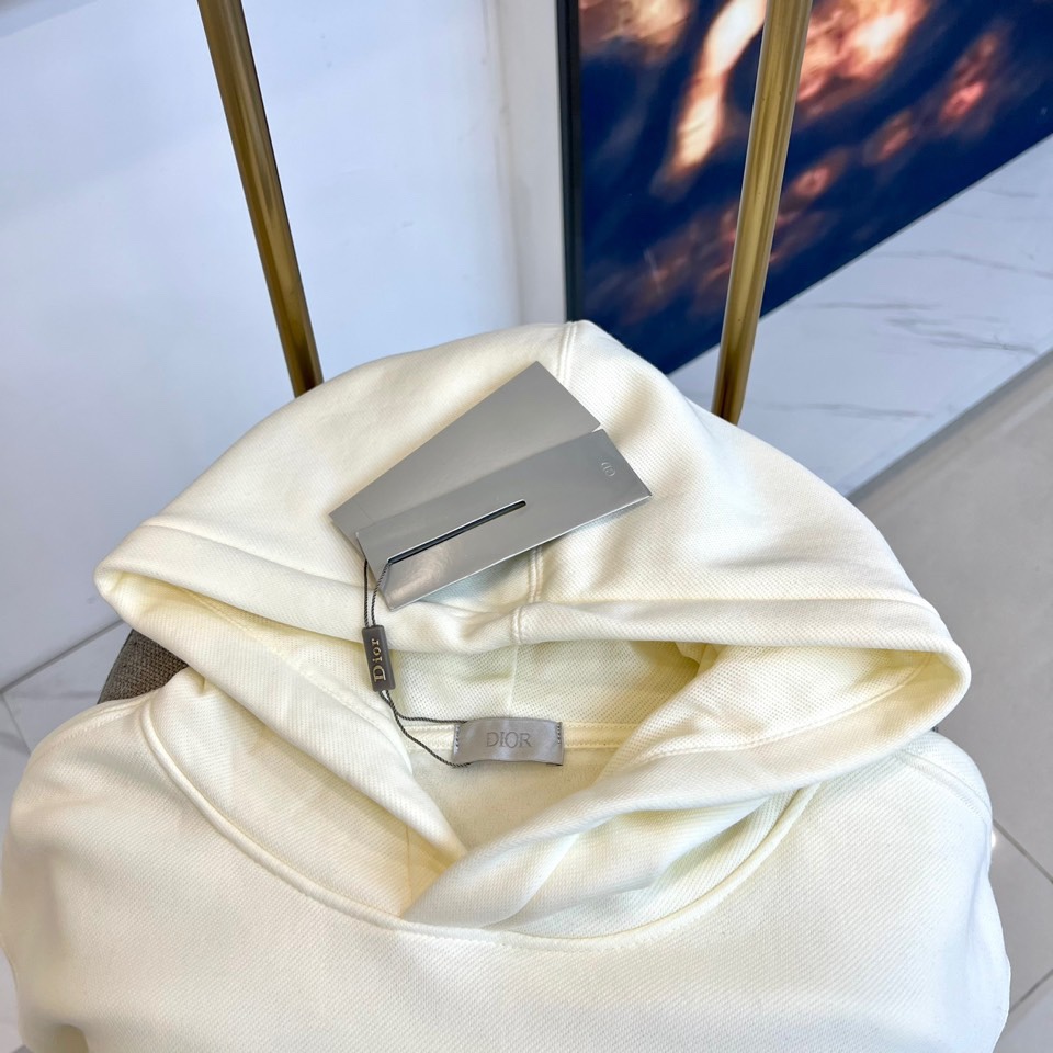 Dio迪奥、2025秋冬新品连帽卫衣，款式采用经典连帽与袋鼠口袋设计，兼顾休闲感与实用性，袖口及下摆的罗