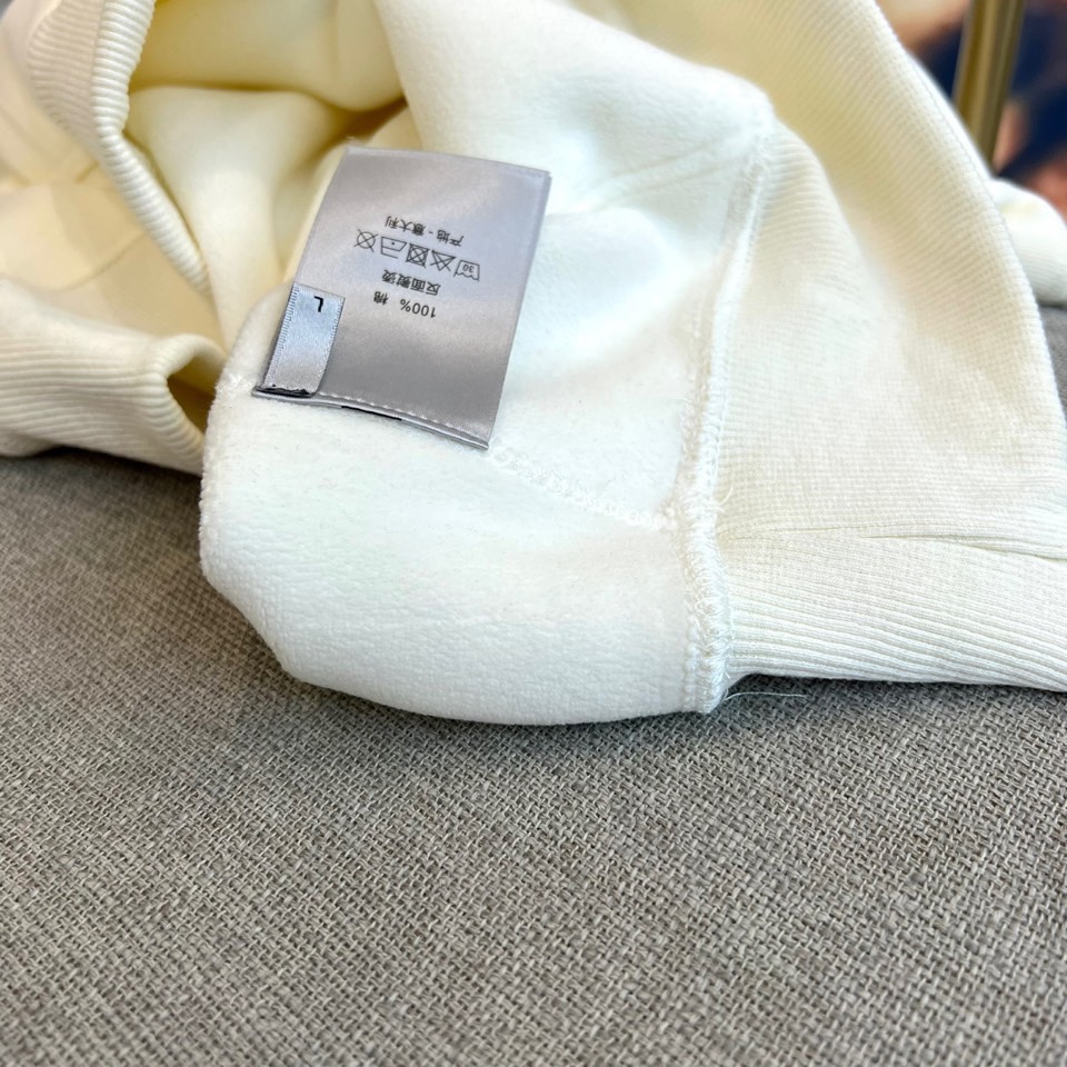 Dio迪奥、2025秋冬新品连帽卫衣，款式采用经典连帽与袋鼠口袋设计，兼顾休闲感与实用性，袖口及下摆的罗