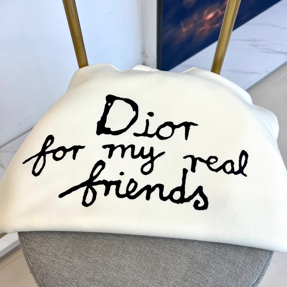 Dio迪奥、2025秋冬新品连帽卫衣，款式采用经典连帽与袋鼠口袋设计，兼顾休闲感与实用性，袖口及下摆的罗